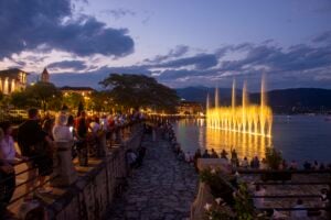 Un Lago Maggiore inedito: a Baveno e Feriolo fontane luminose sull’acqua e laser sulla montagna 
