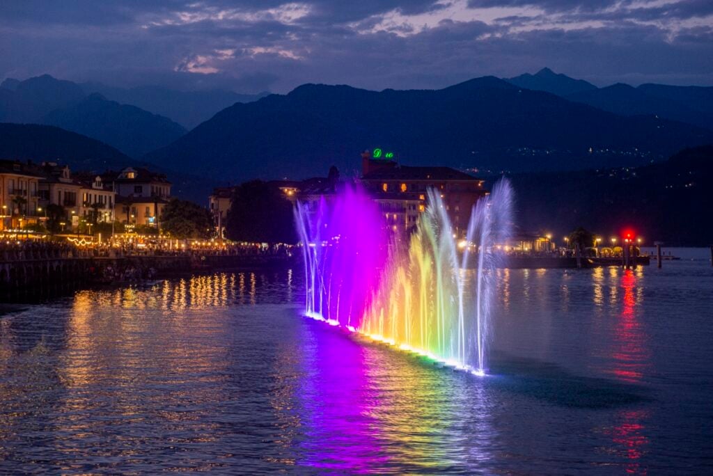 baveno e feriolo dincanto courtesy ufficio turismo e cultura comune di baveno 13 1200x801 1 Un Lago Maggiore inedito: a Baveno e Feriolo fontane luminose sull’acqua e laser sulla montagna 