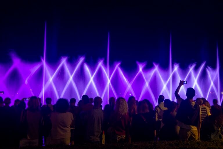 baveno e feriolo dincanto courtesy ufficio turismo e cultura comune di baveno 9 1200x801 1 Un Lago Maggiore inedito: a Baveno e Feriolo fontane luminose sull’acqua e laser sulla montagna 