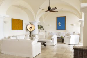 Nel super hotel di lusso a Capri una mostra esplora spazi e visioni da attraversare