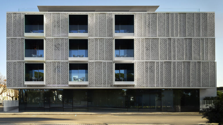 casa maito studio archea associati forte dei marmi photo pietro savorelli e associati 5 Nasce un nuovo hotel extralusso in Versilia ed è pieno d’arte e progettato da grandi architetti