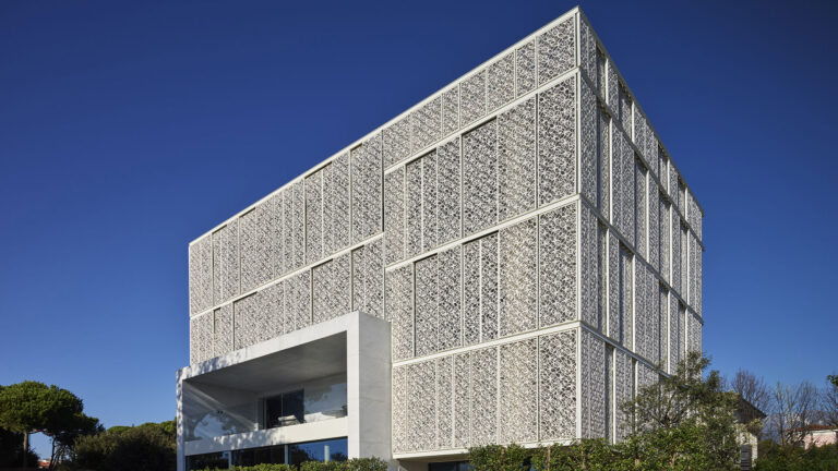 casa maito studio archea associati forte dei marmi photo pietro savorelli e associati 6 Nasce un nuovo hotel extralusso in Versilia ed è pieno d’arte e progettato da grandi architetti