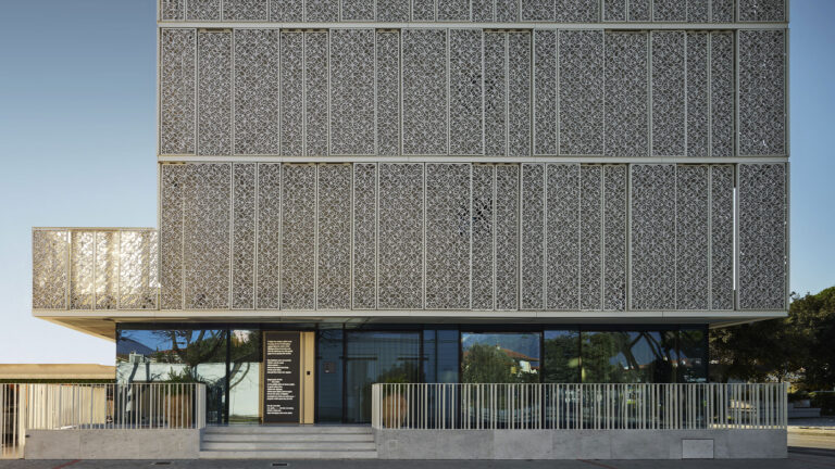 casa maito studio archea associati forte dei marmi photo pietro savorelli e associati i pannelli di emilio isgro Nasce un nuovo hotel extralusso in Versilia ed è pieno d’arte e progettato da grandi architetti