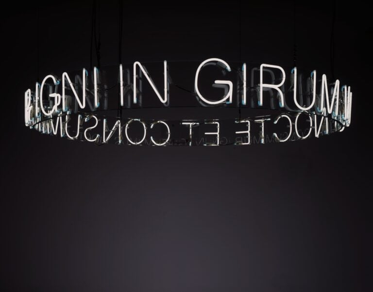 Cerith Wyn Evans, In Girum Imus Nocte et Consumimur Igni, 2006. Courtesy l'artista