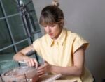 A Milano un’artista giovanissima ha scoperto come produrre la ceramica in modo circolare