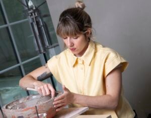 A Milano un’artista giovanissima ha scoperto come produrre la ceramica in modo circolare