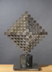 Crescita- 1968. Acciaio lavorato foglia d’oro. Foto Lino Zanesco