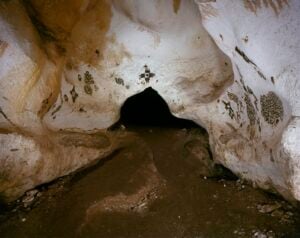 Il mistero di una grotta inaccessibile del Neolitico fotografata da Domingo Milella in mostra a Bari
