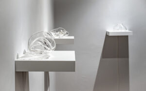 Una serie di mostre d’arte contemporanea sperimentali nelle montagne sopra Torino. Organizza una galleria