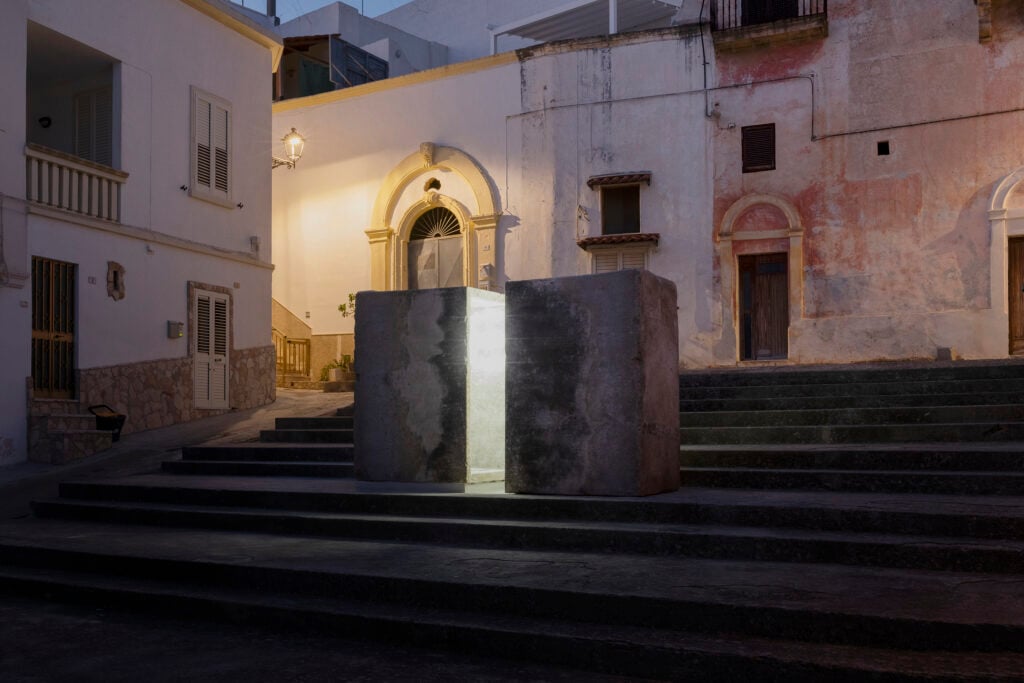 In Puglia un’installazione dell’artista Francesco Arena ripensa lo spazio urbano