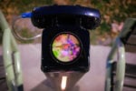In un parco pubblico del Canada ci sono 13 cornette telefoniche per far parlare la gente