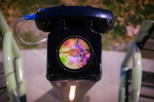 In un parco pubblico del Canada ci sono 13 cornette telefoniche per far parlare la gente