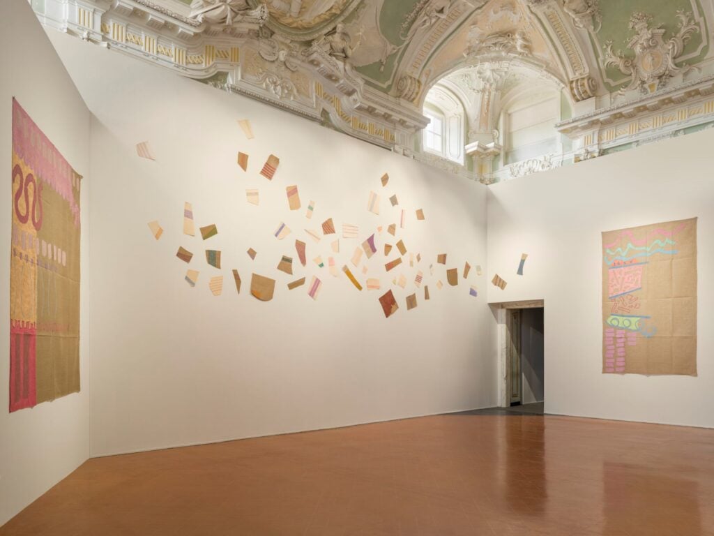 Giorgio Griffa in dialogo con l’invisibile color pastello: la mostra a Palazzo Ducale di Genova
