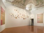 Giorgio Griffa in dialogo con l’invisibile color pastello: la mostra a Palazzo Ducale di Genova