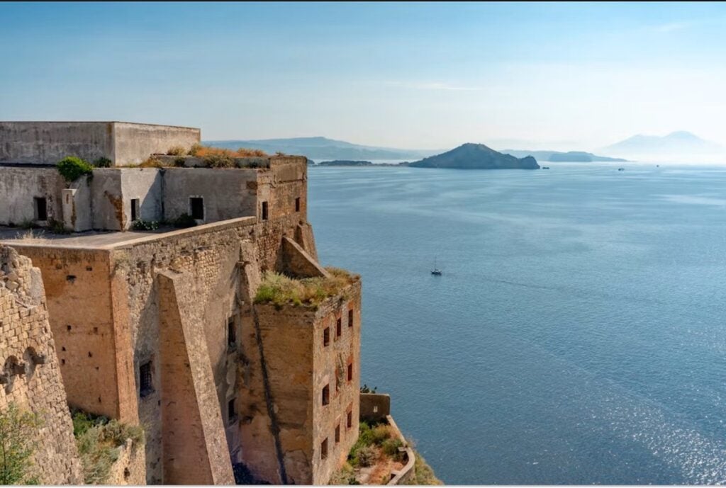 Estate 2025: le mostre da non perdere a Procida, Ischia e a Capri