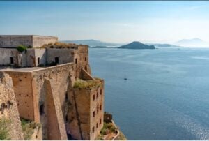 Estate 2025: le mostre da non perdere a Procida, Ischia e a Capri