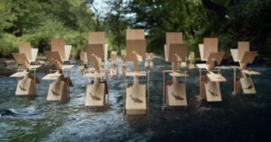 Flow: l’installazione cinetica che celebra la vita lungo un fiume inglese. Il filmato
