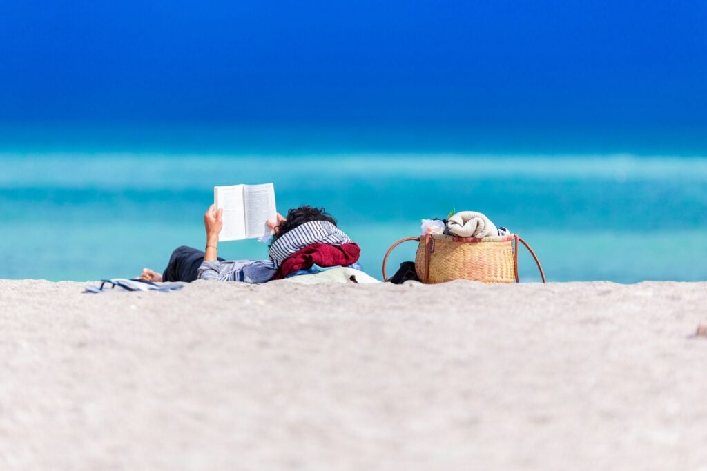Libri d’estate. I consigli di Artribune per le letture sotto l’ombrellone  