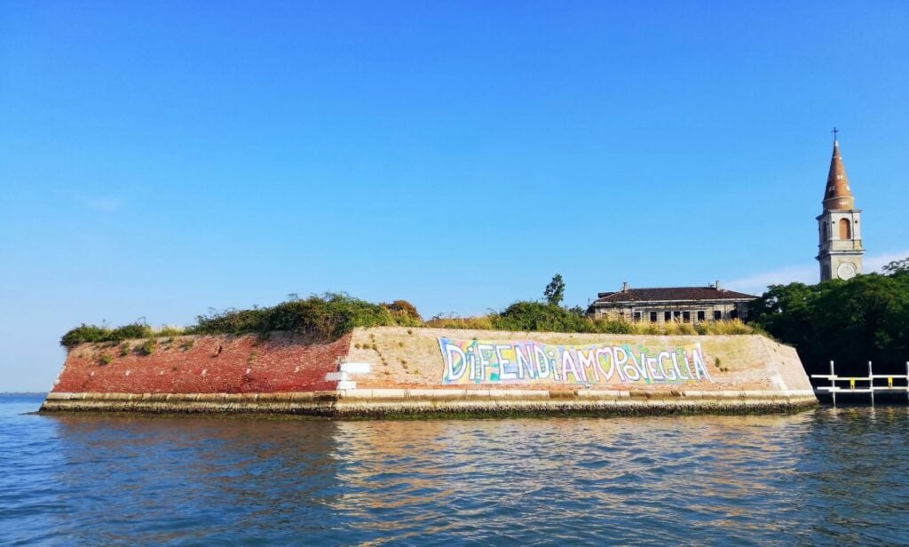 Venezia combatte e vince contro la privatizzazione: l’isoletta di Poveglia sarà un parco pubblico