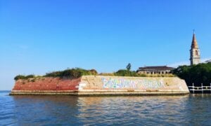 Venezia combatte e vince contro la privatizzazione: l’isoletta di Poveglia sarà un parco pubblico