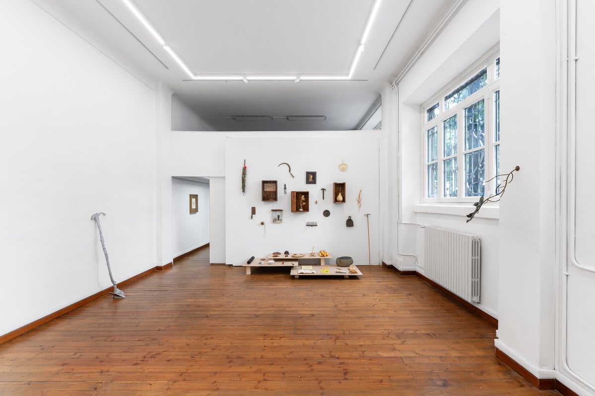 https://www.artribune.com/wp-content/uploads/2025/07/haunting-spells-fare-mondi-altrimenti-installation-view-courtesy-cn-gallery-canepaneri-photo-mattia-mognetti.jpg