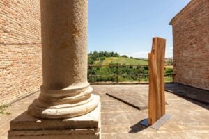 L’anima del legno echeggia nella mostra allestita in un castello marchigiano: il filmato