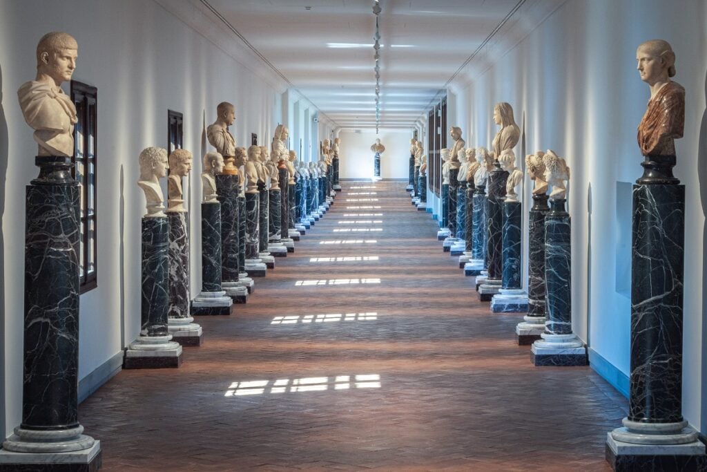 Da Cicerone ad Augusto, il nuovo allestimento del Corridoio Vasariano agli Uffizi è un inno alla ritrattistica antica
