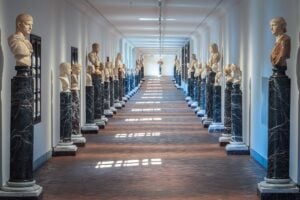 Da Cicerone ad Augusto, il nuovo allestimento del Corridoio Vasariano agli Uffizi è un inno alla ritrattistica antica