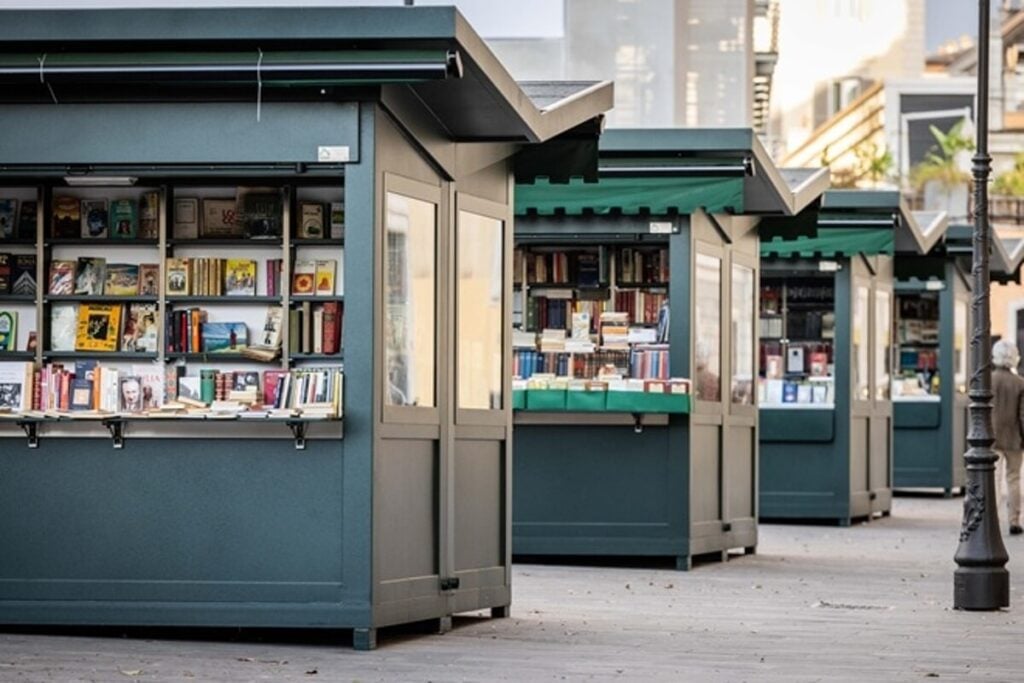 Rigenerazione urbana grazie a dei chioschi di libri. La nuova Via delle Terme di Diocleziano a Roma
