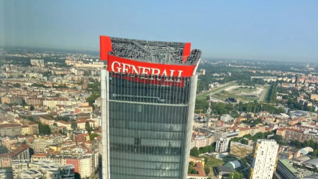 I grattacieli sono edifici monumentali firmati da grandi architetti. È giusto ricoprirli di loghi?