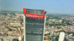 I grattacieli sono edifici monumentali firmati da grandi architetti. È giusto ricoprirli di loghi? 