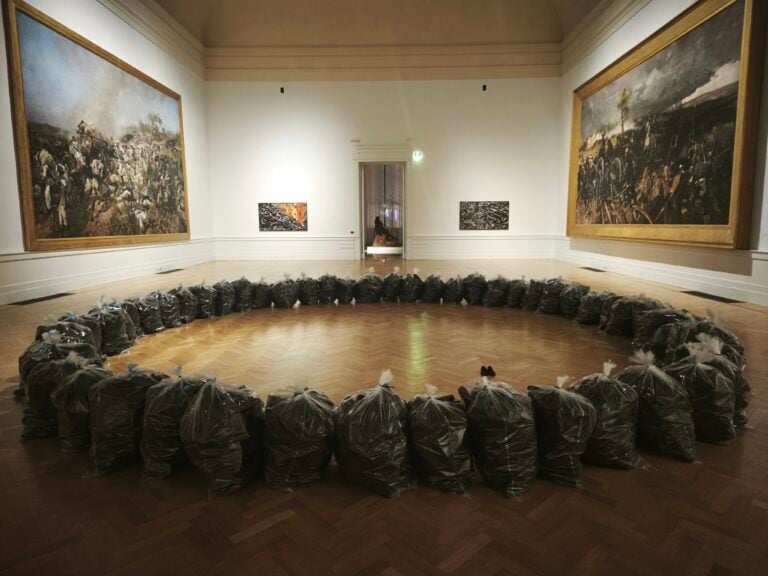 La risposta dei sindacati sulla “strumentalizzata” rimozione dell’opera maleodorante di Ahmet Güneştekin alla Galleria Nazionale di Roma