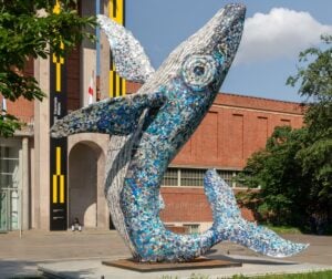 A Milano incendiata l’installazione della Balenottera davanti alla Triennale. Ancora un atto vandalico contro l’arte pubblica