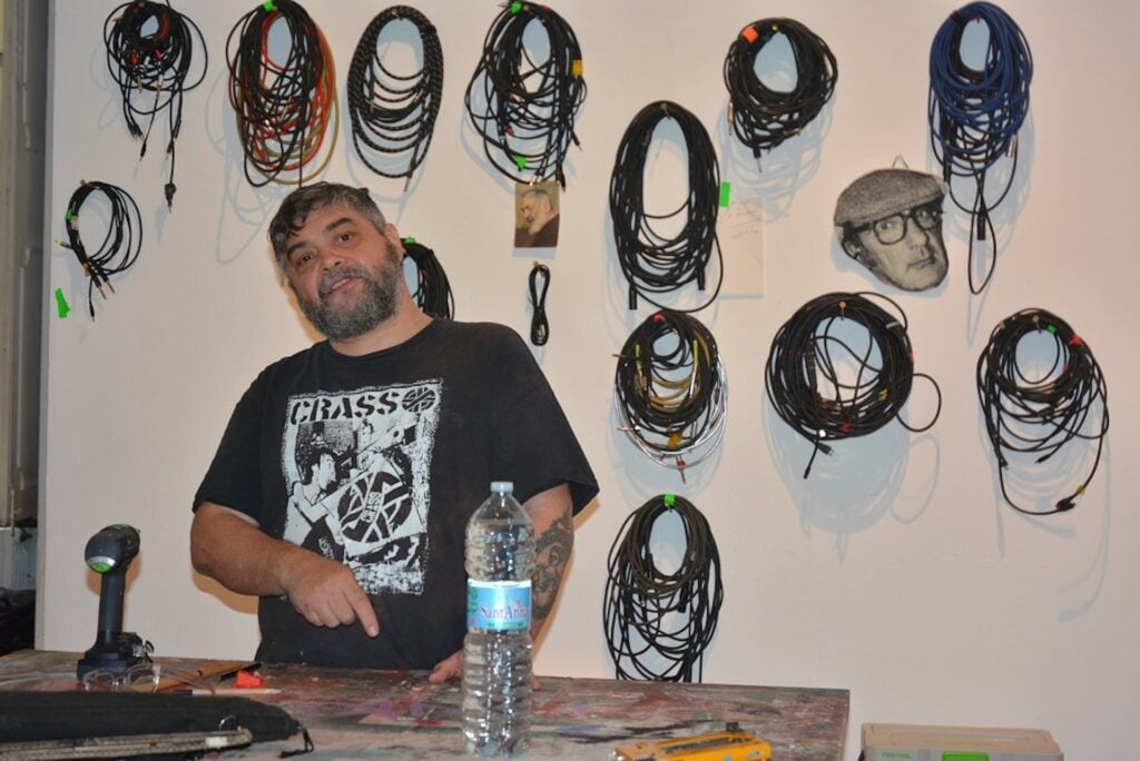 “L’arte ti salva”. Intervista all’artista Jacopo Benassi per la sua mostra a Genova