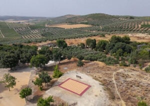 Pasera: l’installazione pavimentale che evoca l’ambiente domestico su una collina