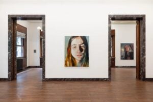 Maliziosa e malinconica. La pittrice Jenna Gribbon è in mostra da MASSIMODECARLO a Milano
