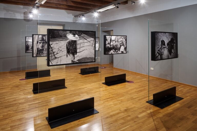 Letizia Battaglia, Senza Fine, installation view at Palazzo di Città, Cagliari, 2025. Photo Giorgio Marturana