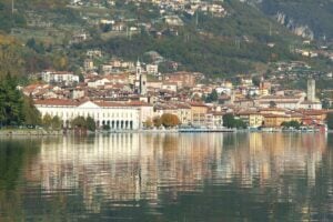 In un borgo vicino a Bergamo da 40 anni c’è un festival di teatro diffuso tra esperienza collettiva e trasformativa