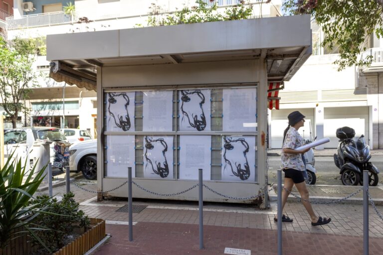 Matteo Fato, (blu cavallo), 2006 : 2025. Veduta dell’installazione, edicola di via l’Aquila, Pescara - Courtesy dell’artista; Fondazione La Rocca, Pescara
