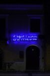 Matteo Fato, Il difficile è dimenticare ciò che si è visto per casa:o, 2025 - scritta in neon soffiato, 260 x 60 cm ca. Foto Michele Alberto Sereni Courtesy dell’artista; Fondazione La Rocca, Pescara