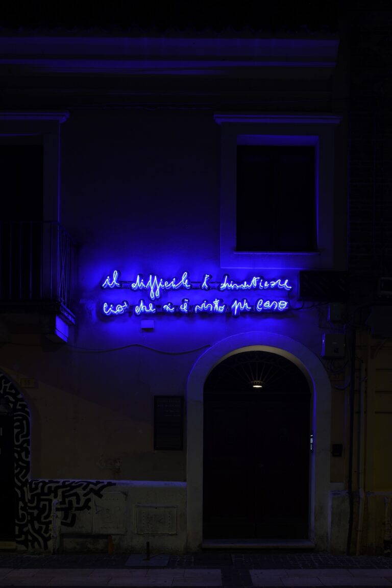 Matteo Fato, Il difficile è dimenticare ciò che si è visto per casa:o, 2025 - scritta in neon soffiato, 260 x 60 cm ca. Foto Michele Alberto Sereni Courtesy dell’artista; Fondazione La Rocca, Pescara