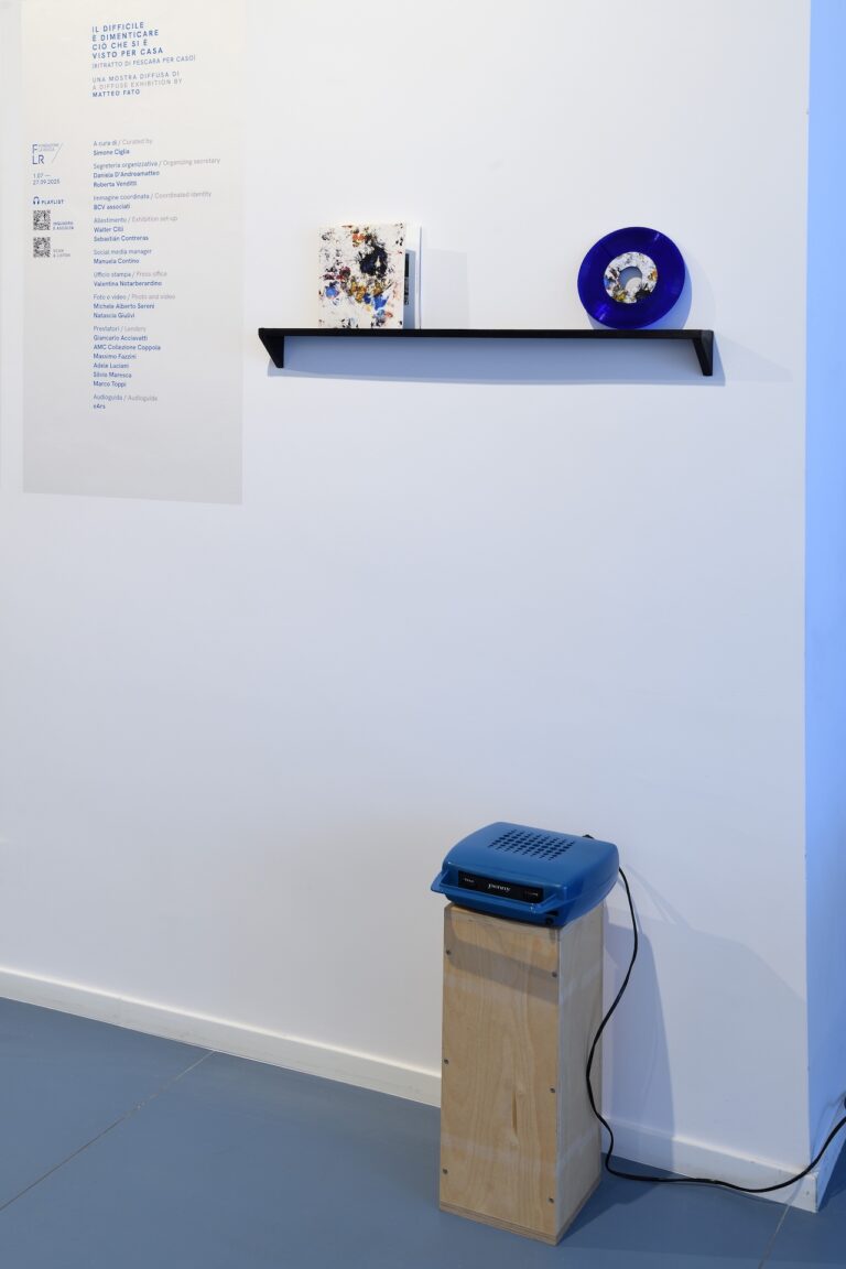 Matteo Fato & Simone Ciglia, Ha tutte le carte in regola (d’après) Piero Ciampi, 1981 : 2025 - Foto Michele Alberto Sereni Courtesy dell’artista; Fondazione La Rocca, Pescara