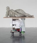Nicole Wermers, Reclining Female #8, 2024. Gesso, pigmento, polistirolo, tessuto, metallo, legno, carrello per le pulizie, materiali vari, 184.9 x 190.5 x 76.1 cm. Courtesy l’artista e Herald St