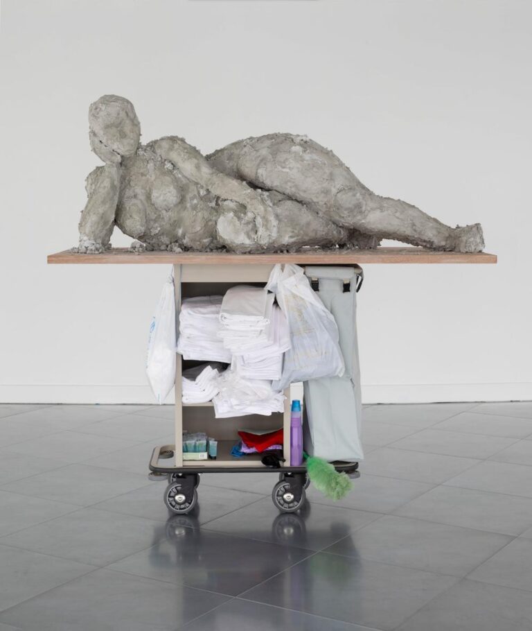 Nicole Wermers, Reclining Female #8, 2024. Gesso, pigmento, polistirolo, tessuto, metallo, legno, carrello per le pulizie, materiali vari, 184.9 x 190.5 x 76.1 cm. Courtesy l’artista e Herald St
