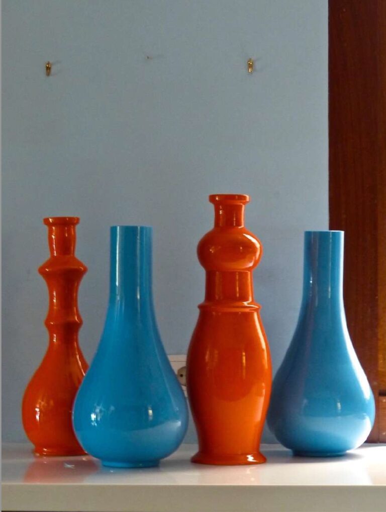 Pedro Almodovar, Jarrones naranja y azul, 2017