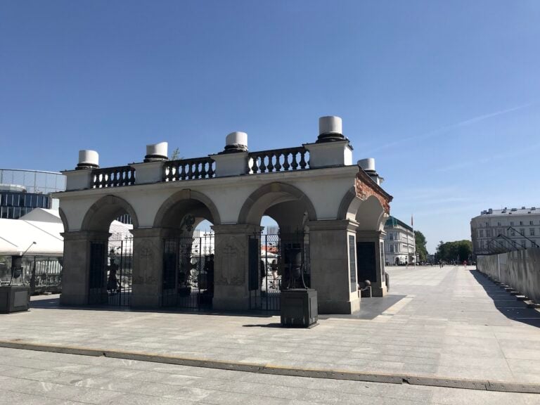 Polonia. Varsavia. Piazza Pilsudskiego. I tendoni proteggono gli scavi archeologici connessi all'annunciata ricostruzione del Palazzo Sassone ® Photo Dario Bragaglia