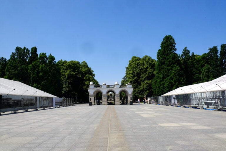 Polonia. Varsavia. Piazza Pilsudskiego. I tendoni proteggono gli scavi archeologici connessi all'annunciata ricostruzione del Palazzo Sassone ® Photo Dario Bragaglia