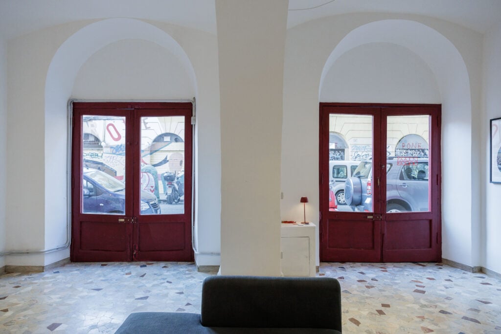 In un’ex trattoria del quartiere San Lorenzo a Roma ha aperto un nuovo spazio culturale