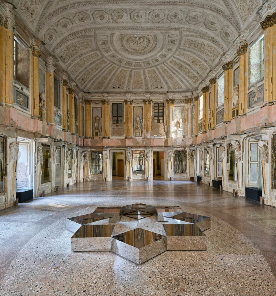 Remo Salvadori, No' si volta chi a Stella è fisso, 2004 (2025), Sala delle Cariatidi, Palazzo Reale. Foto &copy; Agostino Osio