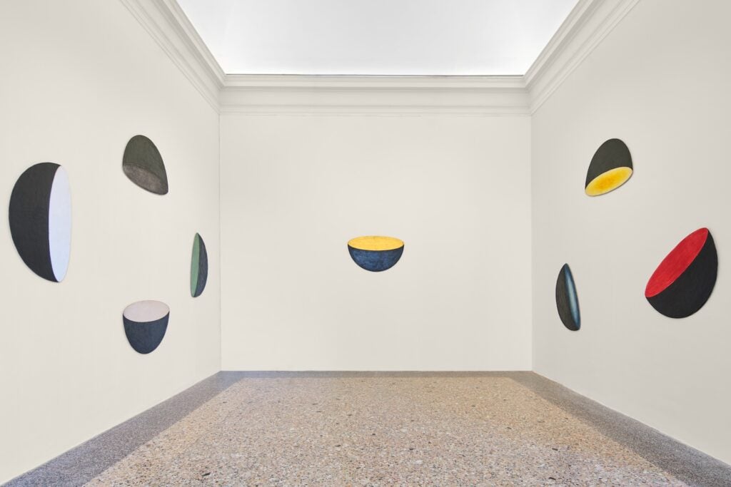 Remo Salvadori, Stanza delle tazze, 1986. %22Remo Salvadori%22, Palazzo Reale, Milano. Foto &copy; Altopiano